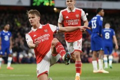 曼联主帅阿莫林的中后卫轮换策略正引发足球界激烈争论